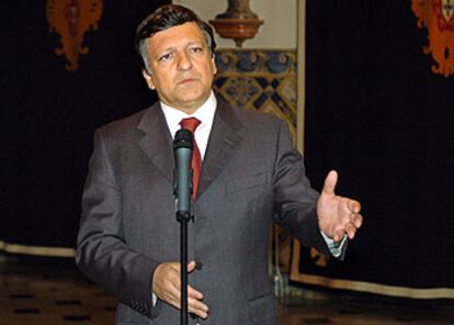 José Manuel Durão Barroso se dirige a la prensa en Lisboa después de presentar su dimisión.