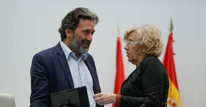 El concejal Mauricio Valiente y la alcaldesa Manuela Carmena.