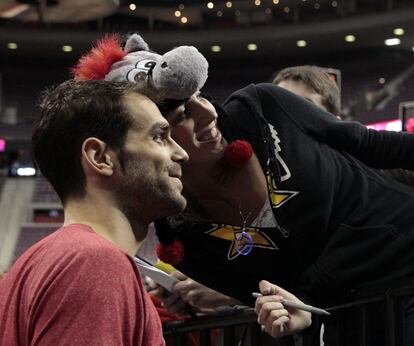 Calderón se fotografía con una aficionada antes del duelo ante Toronto.