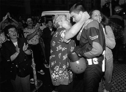 Conocida la muerte del concejal, la gente se abrazó a los ertzainas y los agentes, para devolver la respuesta, mostraron sus rostros, en un simbólico gesto.