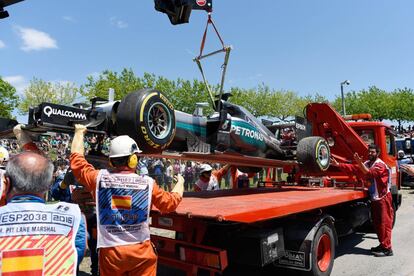 Retirada del coche de Hamilton tras el accidente con Rosberg.