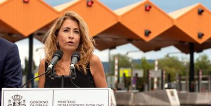 La ministra de Transportes, Raquel Sánchez, esta tarde en la playa de peajes de la AP-7 en La Roca del Vallés (Barcelona).