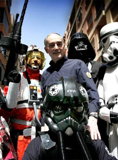 El actor Garrick Hagon, con un grupo de seguidores de la saga <i>Star Wars, </i>ayer, en Valencia.