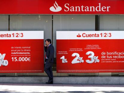 Una oficina en Madrid del Banco Santander, entidad que ha pactado recientemente una regulaci&oacute;n de empleo