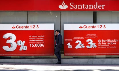 Una oficina en Madrid del Banco Santander, entidad que ha pactado recientemente una regulaci&oacute;n de empleo