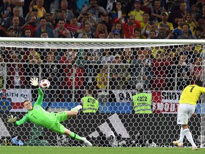 Pickford detiene a Bacca el penalti decisivo.