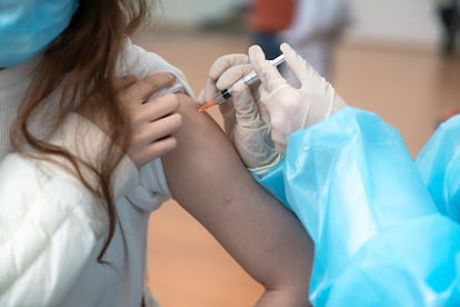 Una niña siendo vacunada en un centro de salud