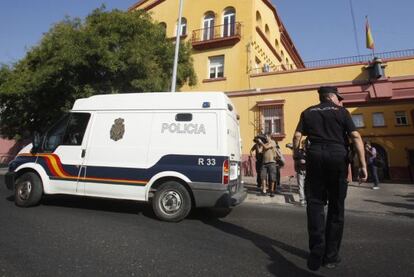 Jos&eacute; Bret&oacute;n, el padre de Jos&eacute; y Ruth, es conducido a un furg&oacute;n policial tras declarar.