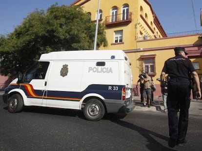 Jos&eacute; Bret&oacute;n, el padre de Jos&eacute; y Ruth, es conducido a un furg&oacute;n policial tras declarar.