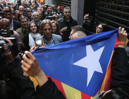Un grupo de independentistas increpan e intentan impedir el paso de Inés Arrimadas, diputada en el Parlament catalán, candidata de Ciudadanos por Barcelona en las elecciones legislativas del 28-A, en Vic (Barcelona), uno de los feudos del secesionismo.