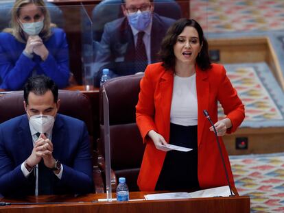 Isabel Díaz Ayuso e Ignacio Aguado, durante la sesión plenaria extraordinaria de la Asamblea de Madrid, este jueves.