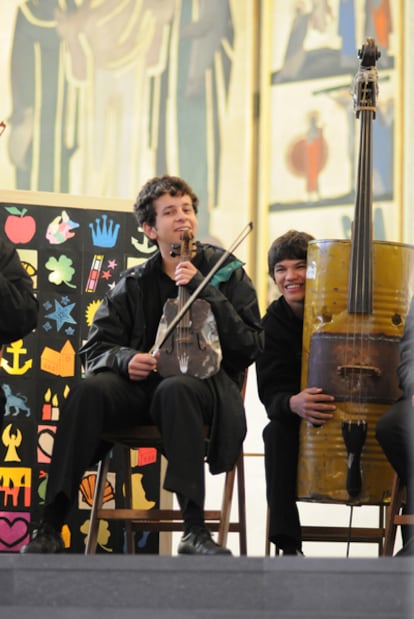 Dos de los integrantes de la Orquesta de Instrumentos Reciclados con piezas fabricadas con latas sacadas de la basura.