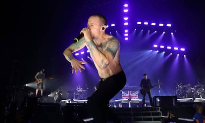 Chester Bennington, durante um show em 3 de julho, em Londres. No vídeo, durante uma gravação.