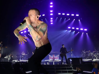 Chester Bennington, durante um show em 3 de julho, em Londres. No vídeo, durante uma gravação.