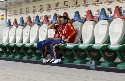 Torres y Juan Mata en el estadio AFG Arena de Saint Gallen.