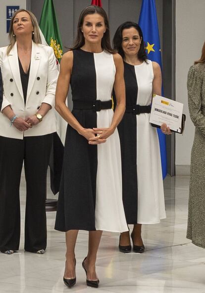 La reina Letizia posa junto a Vivas Tesón, catedrática de la Universidad de Sevilla, con la que ha protagonizado una simpática anécdota al coincidir con el mismo modelo de vestido que la reina, diseño de la firma de moda española Mango, y el mismo estilo de zapato de salón negro. Ocurrió durante la XXX reunión del Consejo del Real Patronato sobre Discapacidad, y la entrega de los Premios Reina Letizia 2021, celebrados este miércoles en Mérida (Badajoz).