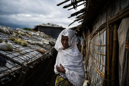 Una refugiada rohingyá frente a su casa en el campo de refugiados de Kutupalong en Ukhia (Bangladés).

