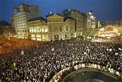 Cerca de 1,3 millones de personas han participado en la manifestacin que ha recorrido las calles de Barcelona en repulsa por los atentados de ayer. Los gritos ms escuchados han sido "asesinos" y "cobardes". Tras finalizar la marcha, un grupo de exaltados ha increpado al lder del PP en Catalu?a, Josep Piqu.