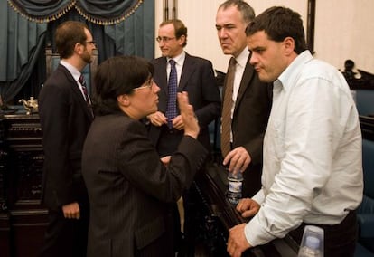 El alcalde Alfonso Alonso, en 2007, con su concejal de Hacienda, Javier Maroto, al fondo. Antxon Belakortu en primer plano.
