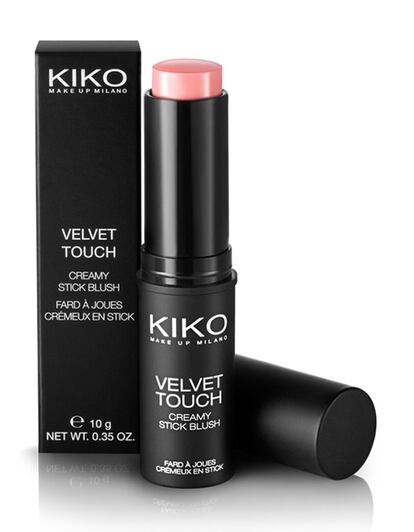 Muchos maquilladores profesionales como nuestra bloguera Natalia Belda son fans de este colorete en crema de Kiko. Su precio oficial es de 7,90 euros.