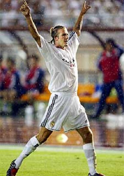 David Beckham celebra su primer gol con el Real Madrid.