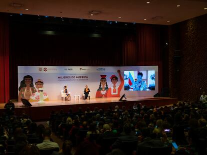 Claudia Sheinbaum, la directora de EL PAÍS Pepa Bueno y la vicepresidenta de Colombia, Francia Márquez, en el diálogo 'Mujeres de América por los derechos y el bienestar', en Ciudad de México, el 31 de mayo de 2023.