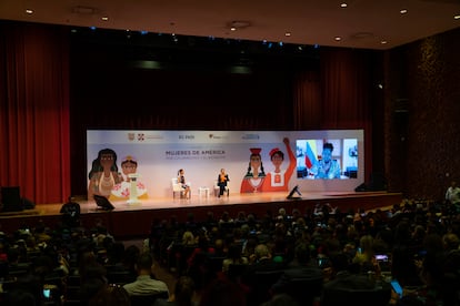Claudia Sheinbaum, la directora de EL PAÍS Pepa Bueno y la vicepresidenta de Colombia, Francia Márquez, en el diálogo 'Mujeres de América por los derechos y el bienestar', en Ciudad de México, el 31 de mayo de 2023.