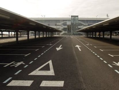 Aparcamiento vacío del aeropuerto de Ciudad Real.