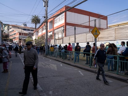 Una fila para votar el pasado domingo en Valparaíso.