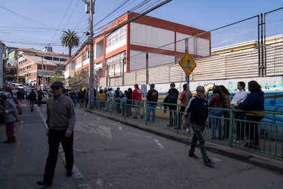 Una fila para votar el pasado domingo en Valparaíso.