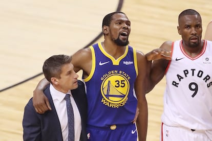 Kevin Durant es consolado por el jugador de Toronto Raptors Serge Ibaka mientras abandona la pista.