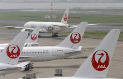 Aviones de la aerolínea JAL permanecen en el aeropuerto internacional de Tokio en Japón. EFE/Archivo