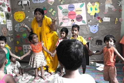 Una de las profesoras de Pratham impartiendo clase.