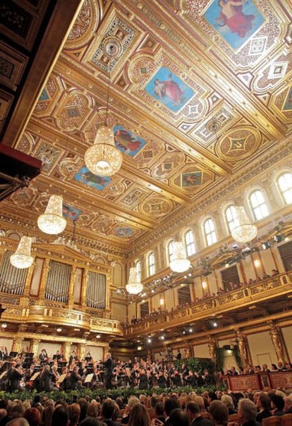 Georges Prêtre dirige durante el preestreno del Concierto de Año Nuevo de la Filarmónica de Viena en el Musikverein de Viena, el 30 de diciembre de 2009.