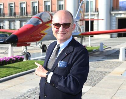 Carlos A. Rosillo junto a un avión militar