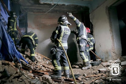 Un bombero da indicaciones al resto.