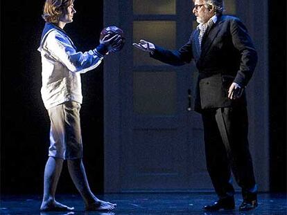 Uli Kirsch (Tadzio) -a la izquierda- y Hans Schöpflin (Gustav von Aschenbach), en la ópera <i>Muerte en Venecia, </i>de Benjamin Britten.