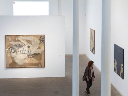 Tres de las &#039;nuevas&#039; obras de T&agrave;pies que pueden verse en la exposici&oacute;n de 25 a&ntilde;os de la Fundaci&oacute;n, tras la donaci&oacute;n de la familia.