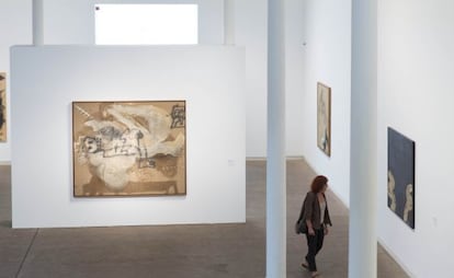 Tres de las 'nuevas' obras de Tàpies que pueden verse en la exposición de 25 años de la Fundación, tras la donación de la familia.