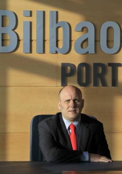 El presidente de la Autoridad Portuaria de Bilbao, Asier Atutxa posa durante la entrevista concedida a la Agencia Efe, en la que ha asegurado que el puerto de Bilbao espera la instalación en sus terrenos de una o dos grandes empresas antes del final de año, que elevarían el suelo ocupado al 85 por ciento del total del recinto.