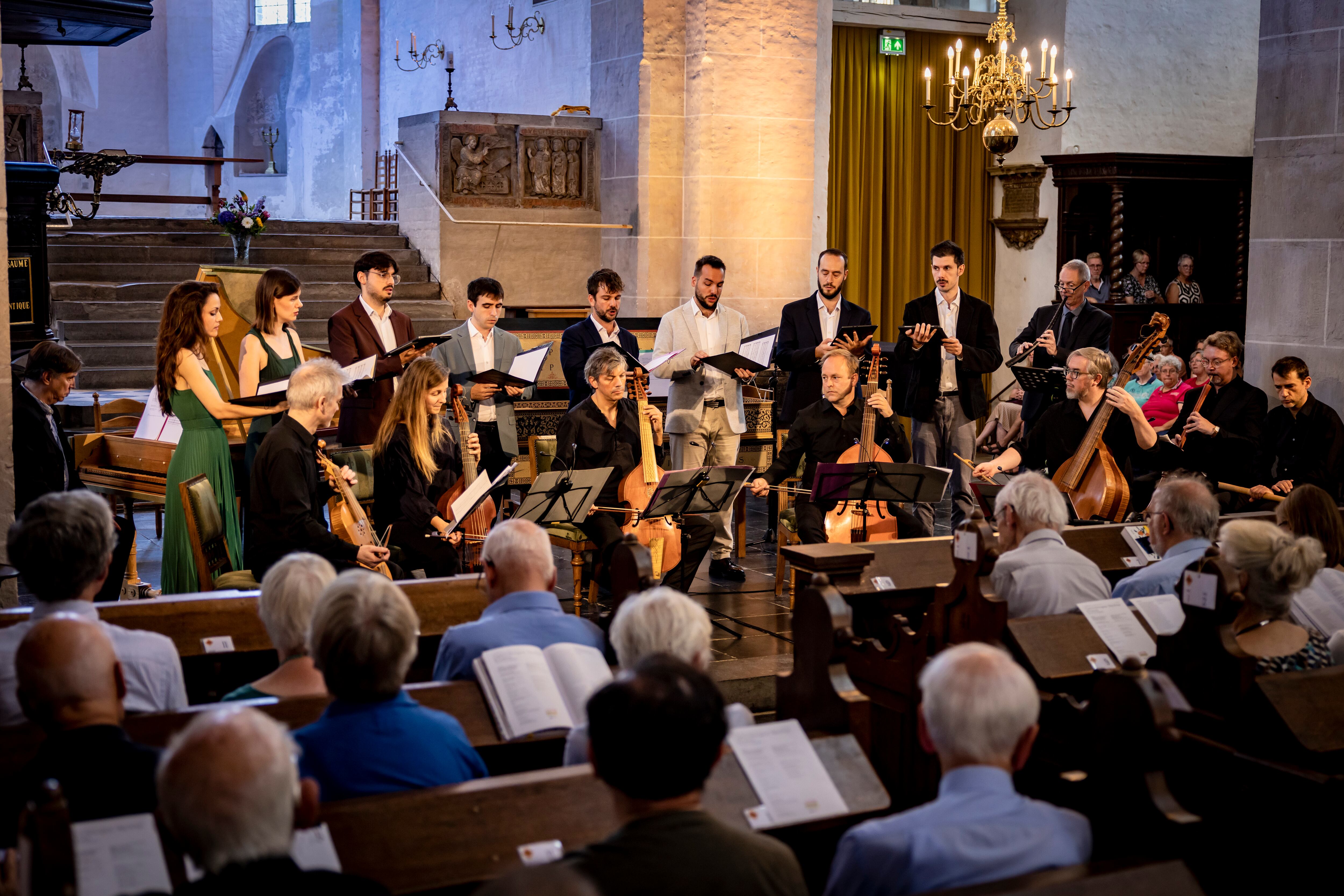Cantoría y Capriccio Stravagante durante su concierto conjunto del domingo por la tarde en la Pieterskerk. A la izquierda del todo, al clave, Skip Sempé.