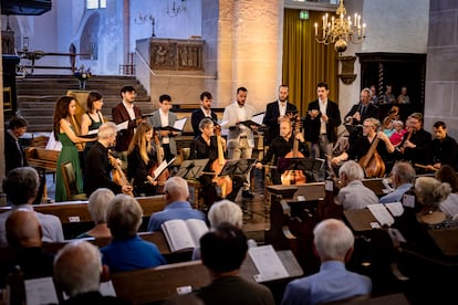 Cantoría y Capriccio Stravagante durante su concierto conjunto del domingo por la tarde en la Pieterskerk. A la izquierda del todo, al clave, Skip Sempé.