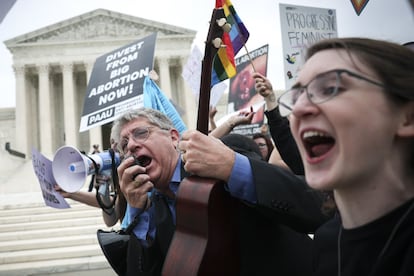 Grupos de manifestantes a favor y en contra del derecho al aborto se congregaron frente a la Suprema Corte de Justicia en Washington, este martes.