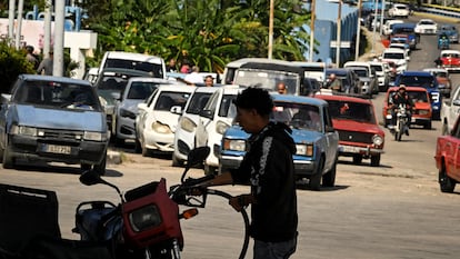 Persona llena su tanque de gasolina en Cuba