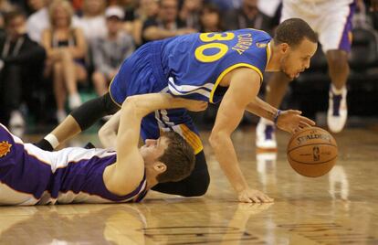 Stephen Curry, de Golden State, roba el balón a Goran Gragic durante el partido ante Phoenix