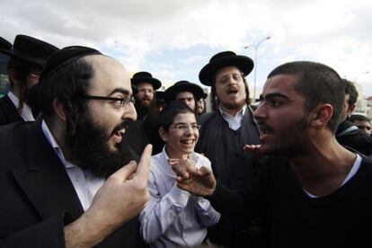 Un jud&iacute;o ultraortodoxo discute con otro ciudadano durante una protesta en la ciudad de Beit Shemesh.