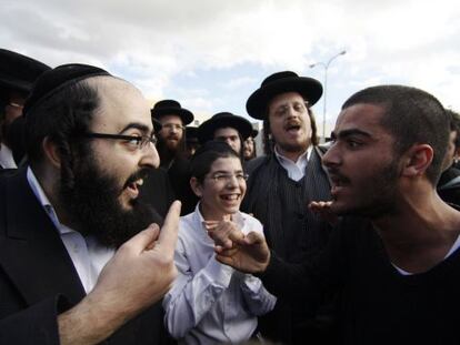 Un jud&iacute;o ultraortodoxo discute con otro ciudadano durante una protesta en la ciudad de Beit Shemesh.