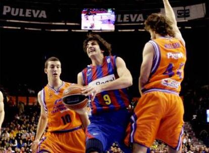 Ricky Rubio entra a canasta ante la oposición de los jugadores del Valencia.