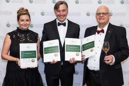 De izquierda a derecha, Essi Avellan, jurado del concurso y Master of Wine; Marc Massana, responsable de la bodega, y Tom Stevenson, director del certamen y periodista vinícola.