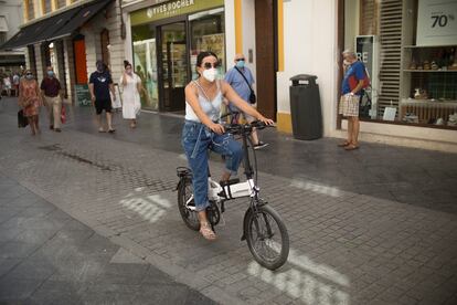 Imelda Franco, 38 años. Se suele mover en bicicleta, pero el calor de Sevilla le hizo decidirse por el uso de una eléctrica.